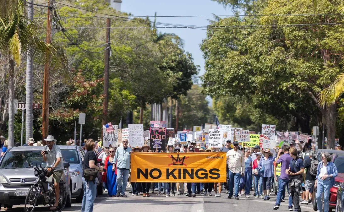Sederet Fakta Seputar Protes No Kings Donald Trump, Salah Satu Demo Terbesar di Amerika Serikat Aksi protes No Kings di Santa Barbara pada 28 Maret 2026. (Ingrid Bostrom)