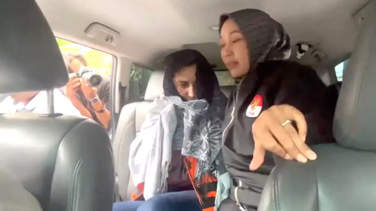 KPK: Duit Kasus Dugaan Korupsi Proyek Pengadaan, Suami hingga Anak Bupati Pekalongan Ikut Nikmati Bupati Pekalongan Fadia Arafiq bantah terjaring OTT KPK meski telah mengenakan rompi oranye. Ia mengeklaim tid