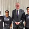 Mendagri Australia Tony Burke bersama anggota tim sepak bola wanita asal Iran yang menerima suaka. (Foto: Dok.