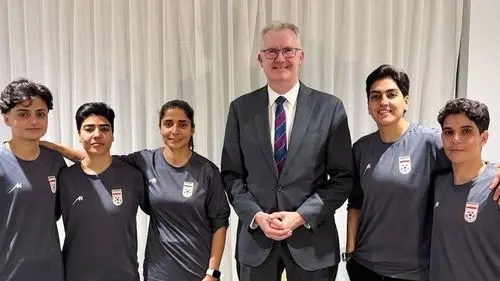 Mendagri Australia Tony Burke bersama anggota tim sepak bola wanita asal Iran yang menerima suaka. (Foto: Dok.