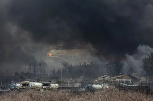 Militer Iran menyerang kilang minyak dan tangki BBM Israel di Haifa pada Selasa (10/3/2026), sebagai aksi bala