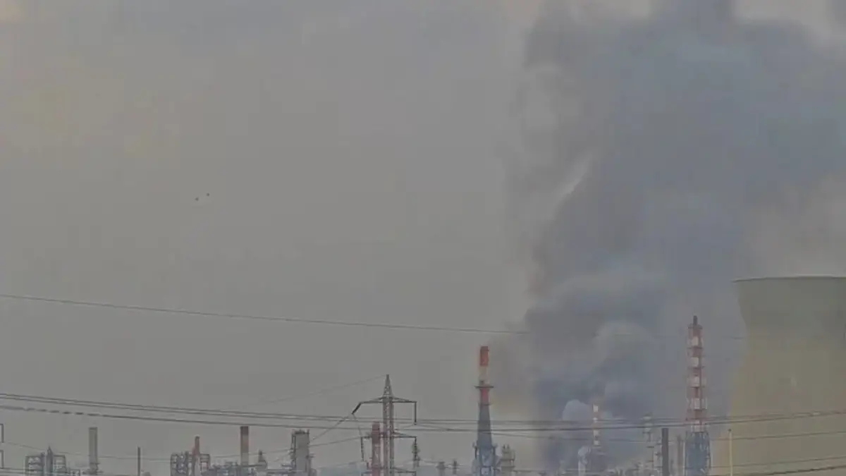 Stabilitas Energi Israel Terancam Usai Gelombang Serangan Rudal Drone Iran Tembus Fasilitas Vital di Haifa Rekaman CCTV menunjukkan asap dari kilang Haifa Israel setelah serangan Iran yang dilaporkan, di Haifa, Israel