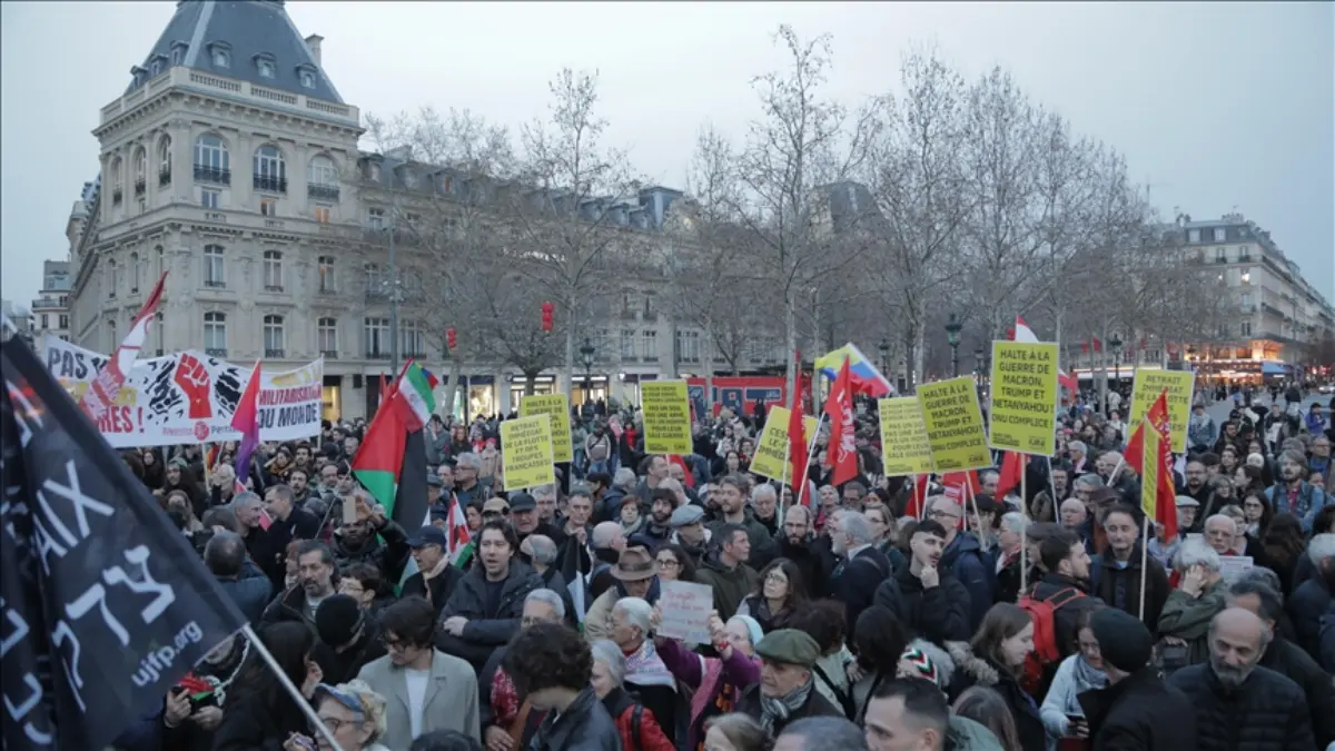 Orang-orang berkumpul di Place de la Republique (Alun-alun Republik) untuk memprotes perang di Timur Tengah da