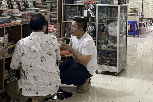 Seskab Letkol Teddy Indra Wijaya meninjau toko buku di Blok M, Minggu (19/10/2025). (IST)