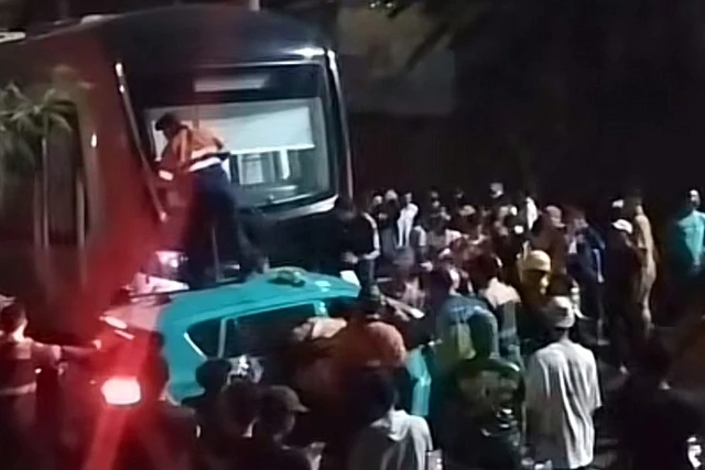 KRL Commuterline yang terlibat kecelakaan dengan taksi di Bekasi Timur, Senin (27/4/2026). Foto: TikTok/@Cumbu