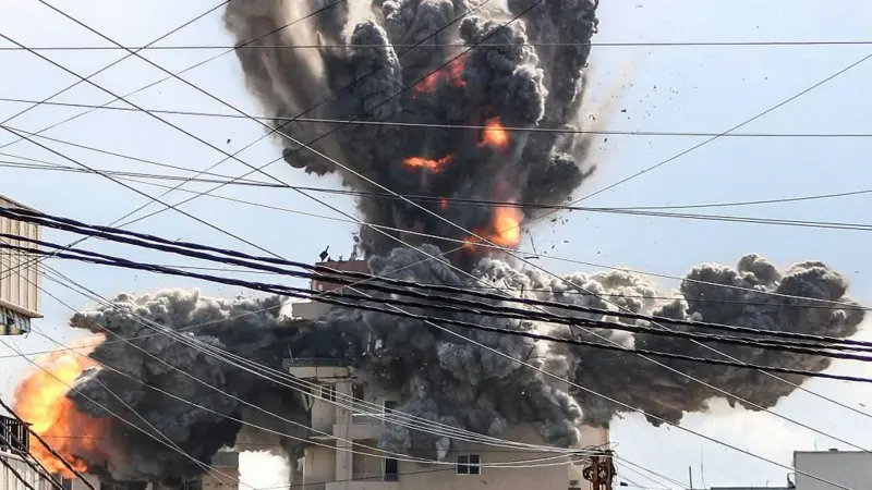 Serangan Terbesar Israel ke Lebanon Parah Usai Trump Umumkan Gencatan Senjata dengan Iran Serangan Israel menghantam kawasan Abbasiyeh, sebelah selatan Kota Tyre di Lebanon, 8 April 2026. (AFP VIA GET