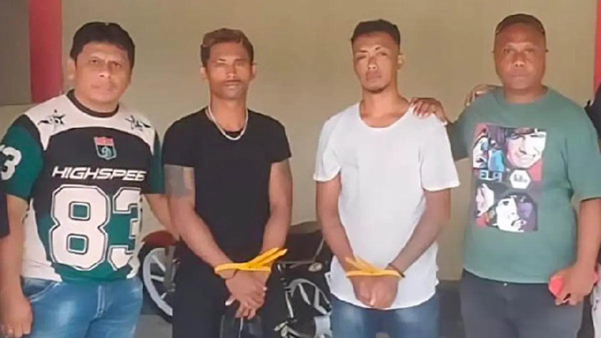 Dua tersangka pembunuhan Agrapinus Rumatora alias Nus Kei, HR (kedua dari kiri) dan FUketika ditangkap oleh po