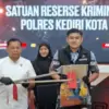 Jajaran Kepolisian Resor (Polres) Kediri Kota menunjukkan barang bukti kasus kekerasan pada anak dalam jumpa p
