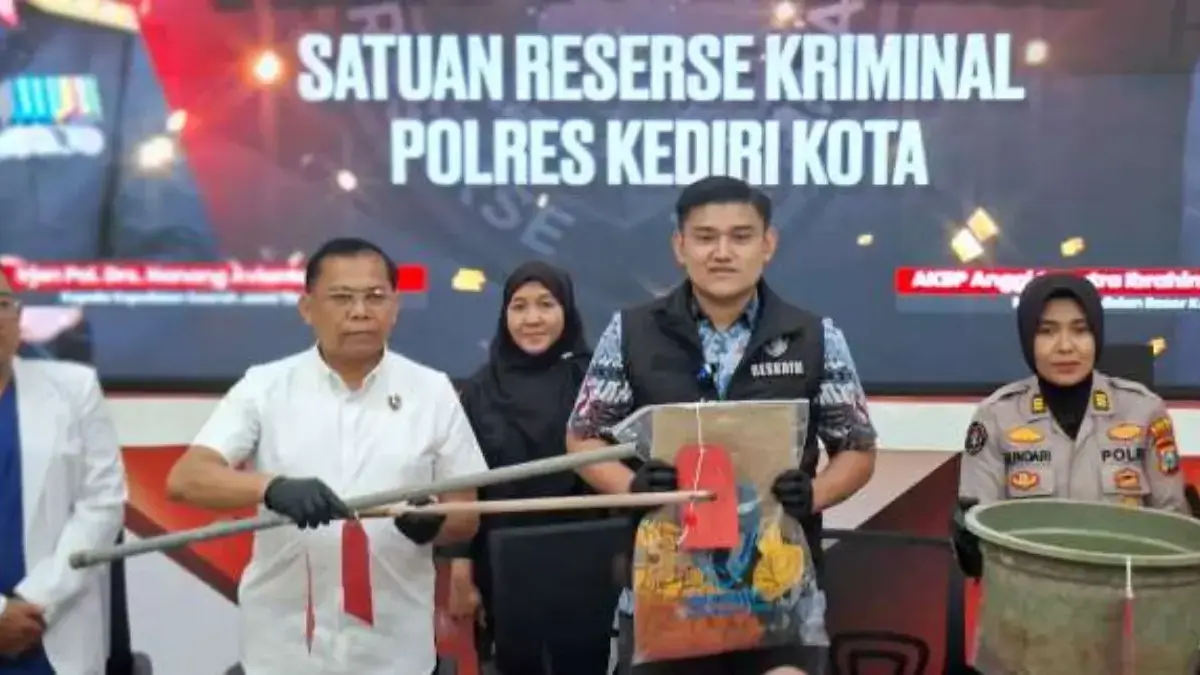 Jajaran Kepolisian Resor (Polres) Kediri Kota menunjukkan barang bukti kasus kekerasan pada anak dalam jumpa p