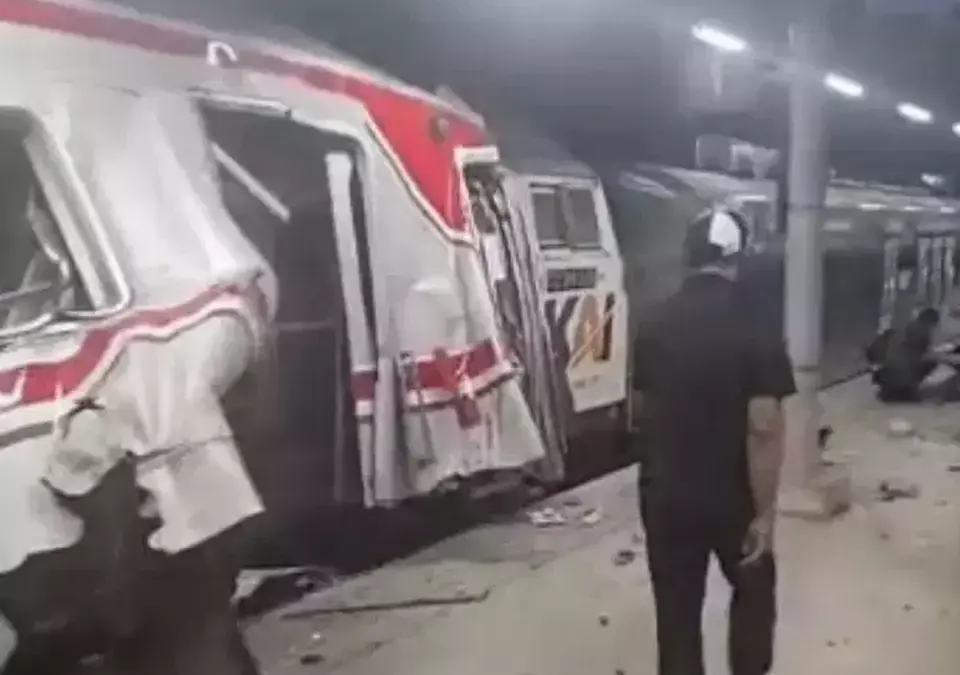 KA Argo Bromo Anggrek menabrak KRL di Stasiun Bekasi Timur, Senin 27 April 2026 malam. (Istimewa)