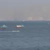 Kapal dan kapal tanker di Selat Hormuz di lepas pantai Musandam, Oman, pada 18 April 2026. (Reuters)