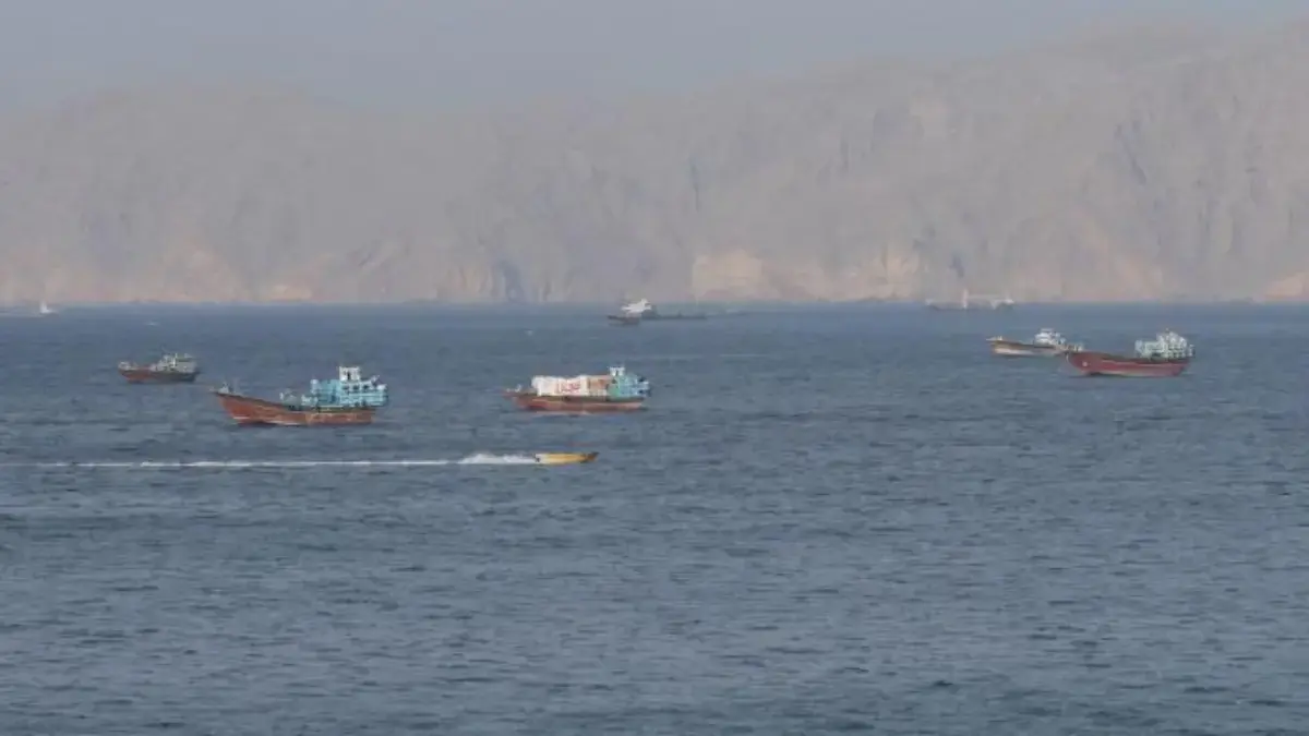 Kapal dan kapal tanker di Selat Hormuz di lepas pantai Musandam, Oman, pada 18 April 2026. (Reuters)