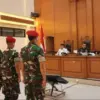 Hakim Ketua Kolonel Chk Fredy Ferdian Isnartanto menyoroti perbedaan penggunaan lengan seragam tiga terdakwa p