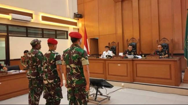 Hakim Ketua Kolonel Chk Fredy Ferdian Isnartanto menyoroti perbedaan penggunaan lengan seragam tiga terdakwa p