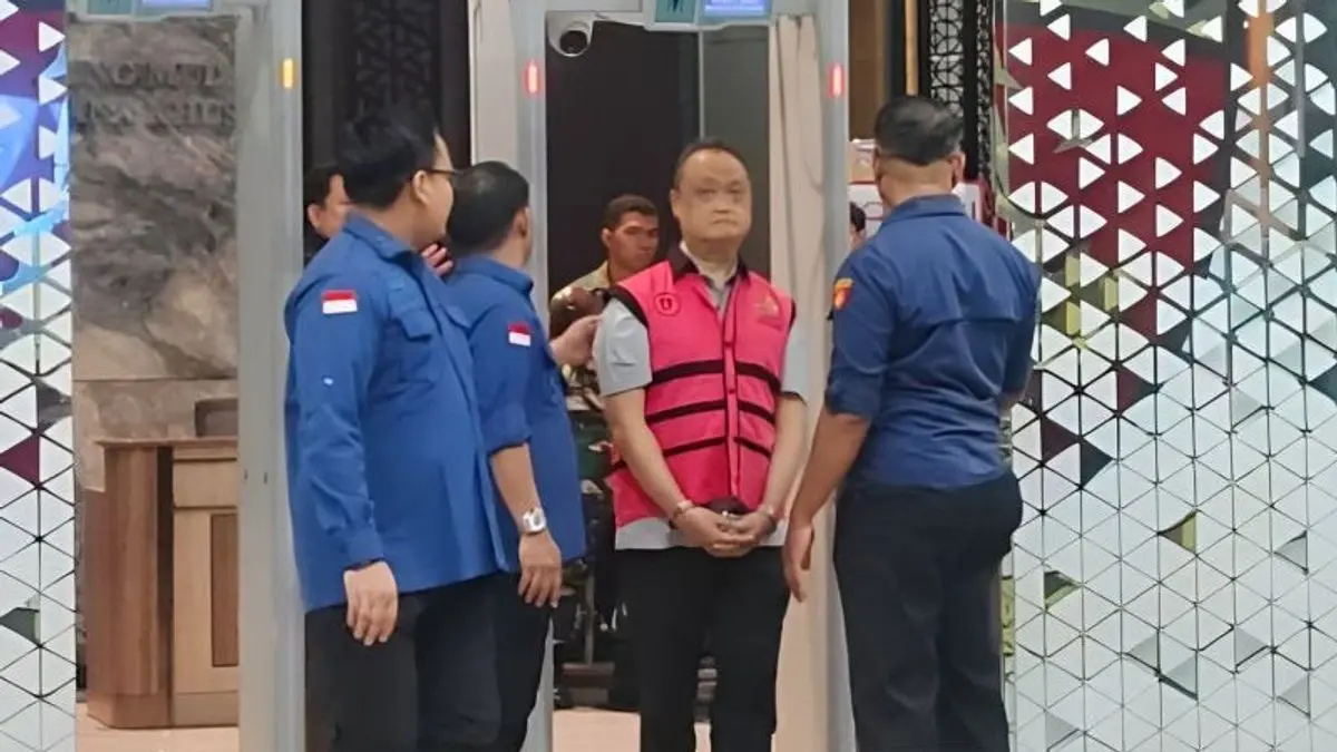 Salah satu tersangka kasus dugaan korupsi pengadaan minyak mentah dan produk kilang pada Pertamina Energy Trad