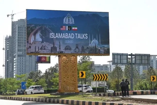 Foto yang diambil pada 10 April 2026 menunjukkan papan reklame untuk pembicaraan AS-Iran di Islamabad, Pakista