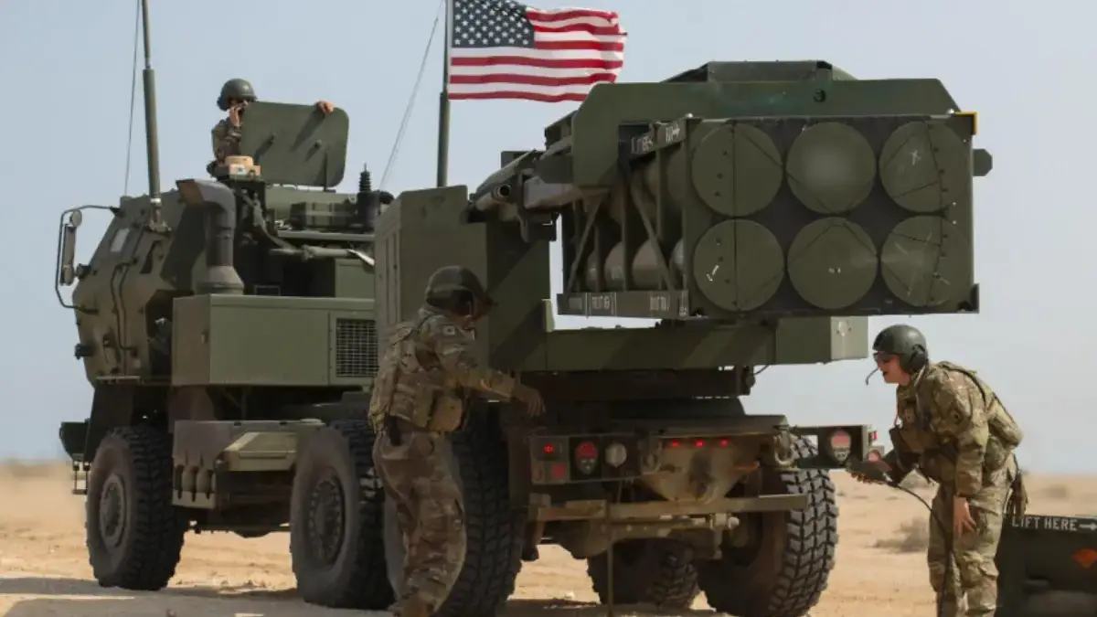 Potret proses peluncuran rudal High Mobility Artillery Rocket Systems (HIMARS) untuk menyerang Iran yang dilan