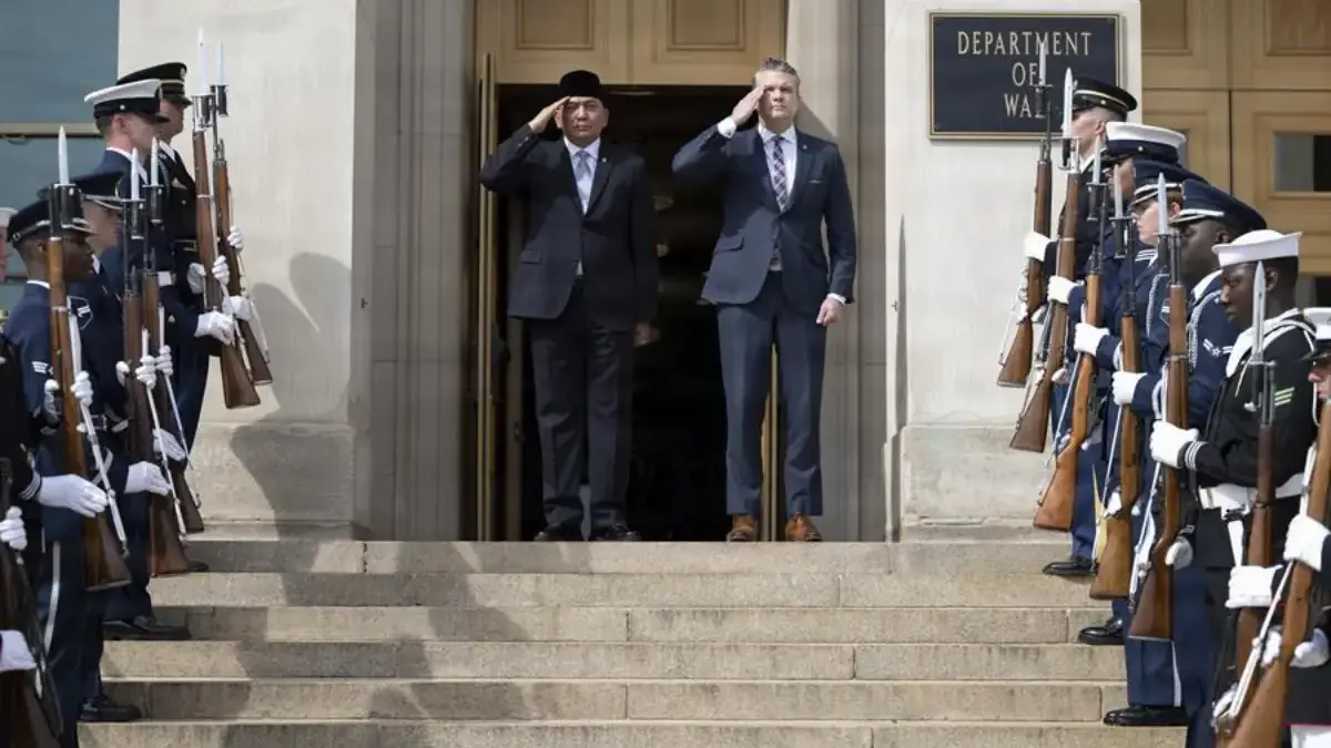 Pete Hegseth Sampaikan Bela Sungkawa Atas Kehilangan Tiga Prajurit TNI di Lebanon Menteri Urusan Perang AS Pete Hegseth dan Menteri Pertahanan Indonesia Sjafrie Sjamsoeddin berdiri untuk pengh