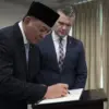 Menteri Pertahanan Indonesia Sjafrie Sjamsoeddin menandatangani buku tamu sebelum pertemuan bilateral dengan M