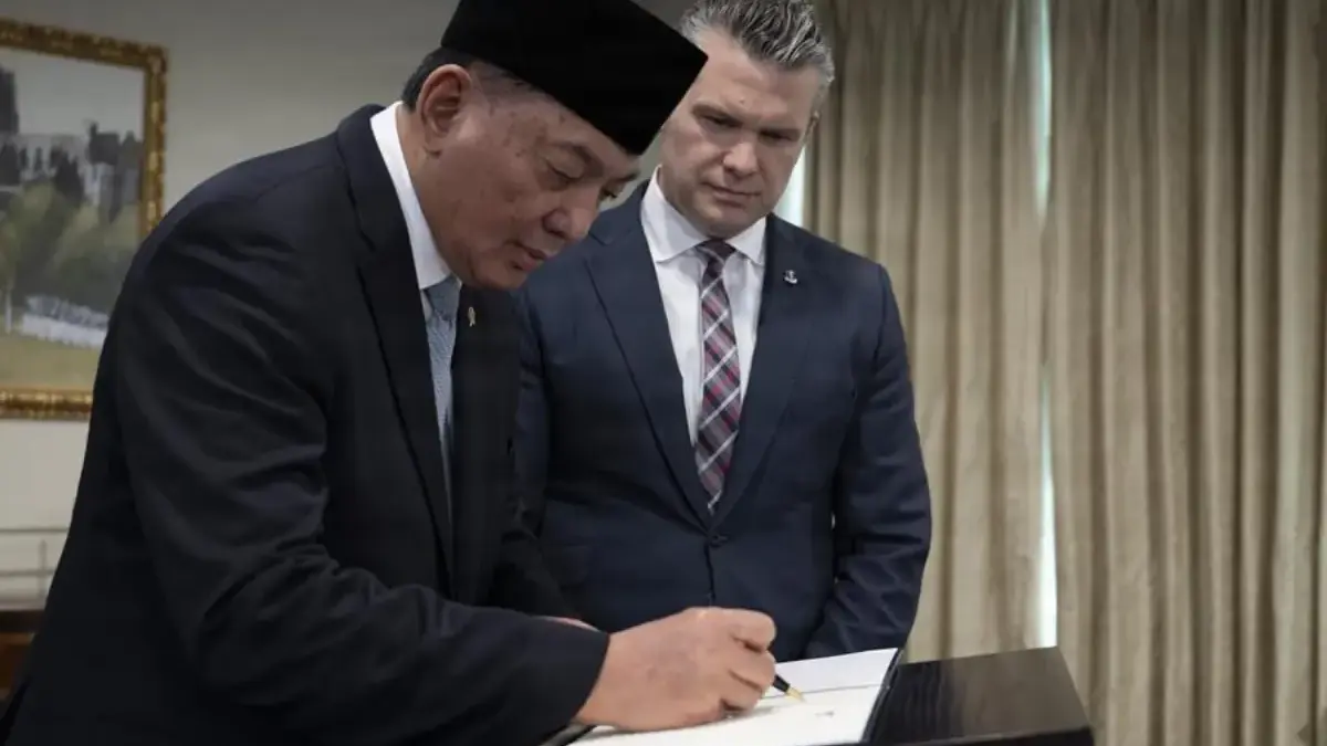 Menhan Sjafrie dan Pete Hegseth Sepakat Jalin Kerja Sama MDCP di Pentagon, Berikut Isi MDCP Menteri Pertahanan Indonesia Sjafrie Sjamsoeddin menandatangani buku tamu sebelum pertemuan bilateral dengan M