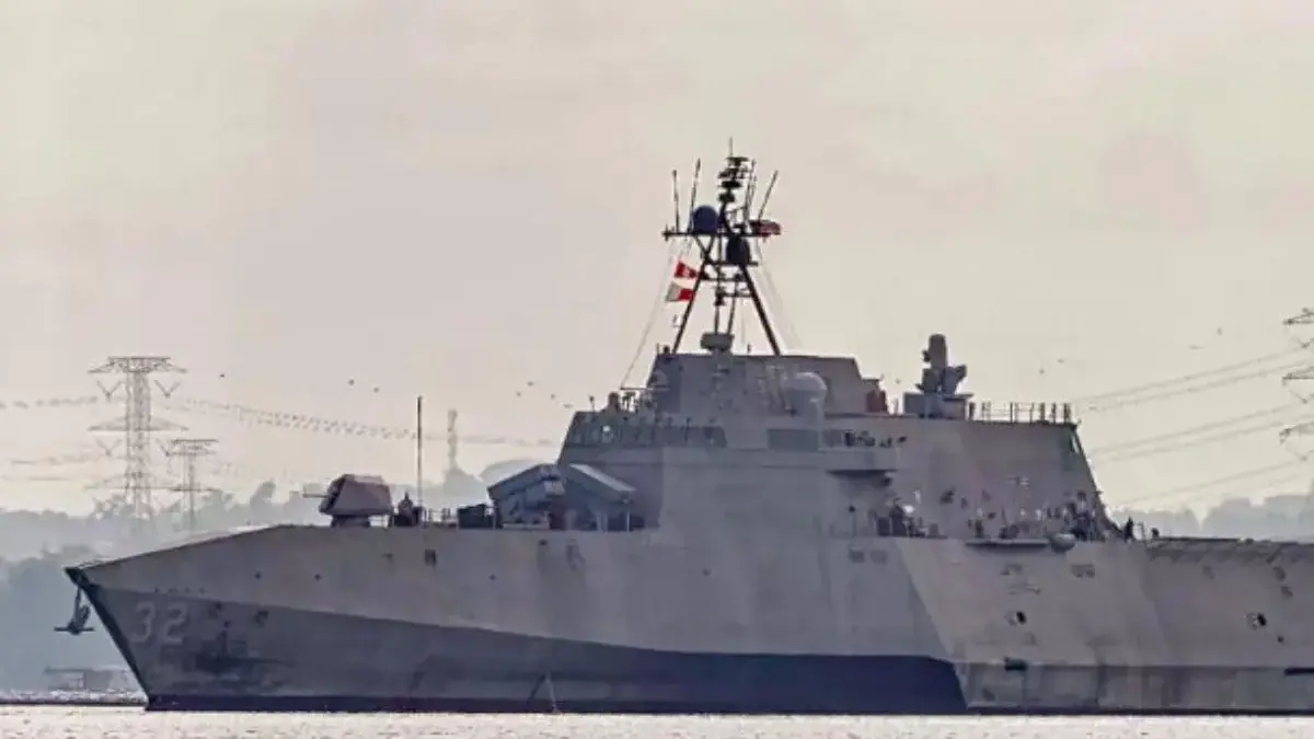  Kapal penyapu ranjau USS Santa Barbara (LCS 32) yang membersamai USS Tulsa (LCS 16) tiba di Singapura sebel