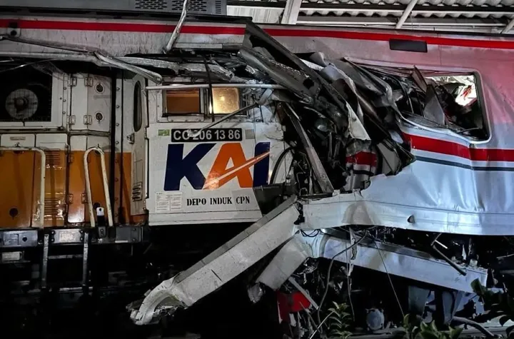 Potret kecelakaan tabrakan kereta KRL dan Kereta Argo Bromo Anggrek di wilayah Stasiun Bekasi Timur, Daerah Op