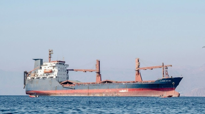 Ilustrasi aktivitas kapal tanker di Selat Hormuz [Unsplash/Hisham]