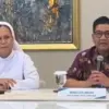 Direktur Human Capital & Compliance BNI, Munadi Herlambang dan Bendahara Gereja Katolik Aek Nabara, Suster Nat