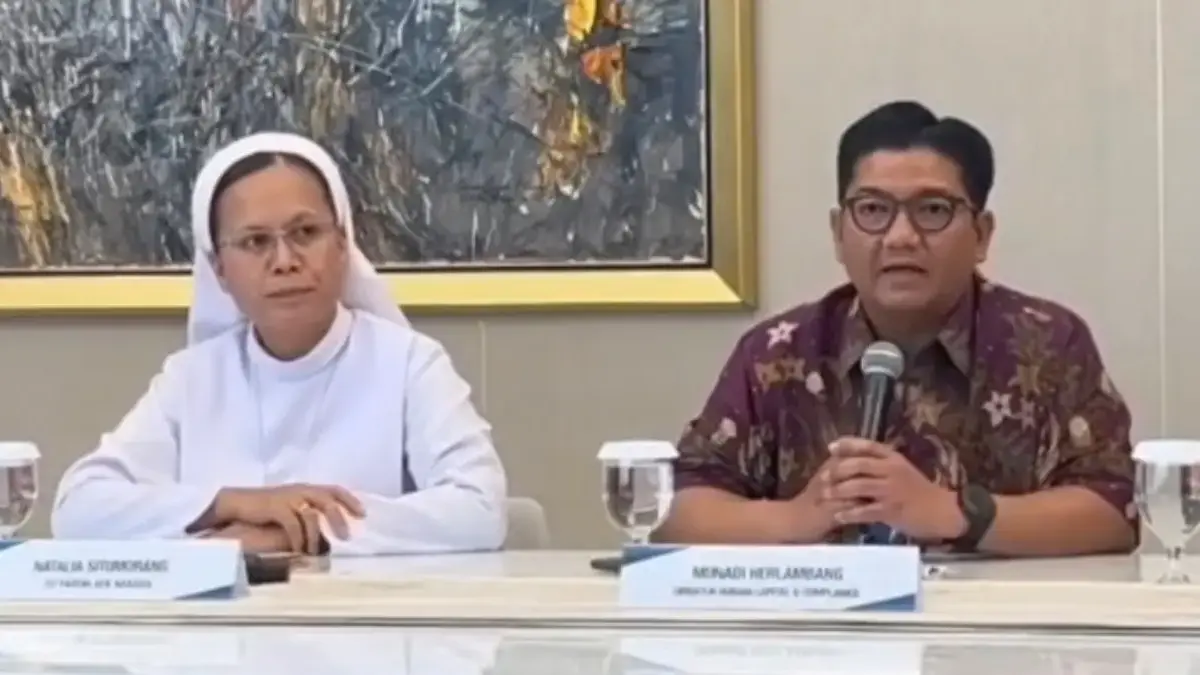 Direktur Human Capital & Compliance BNI, Munadi Herlambang dan Bendahara Gereja Katolik Aek Nabara, Suster Nat