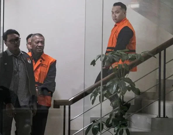 Bebaskan Adik Gatut Sunu, KPK Ungkap Peran Jatmiko Dwijo Saputro Terkait Praktik Pemerasan Bupati Tulungagung Bupati Tulungagung Gatut Sunu Wibowo (kedua kiri) bersama ajudannya Dwi Yoga Ambal (kanan) mengenakan rompi ta