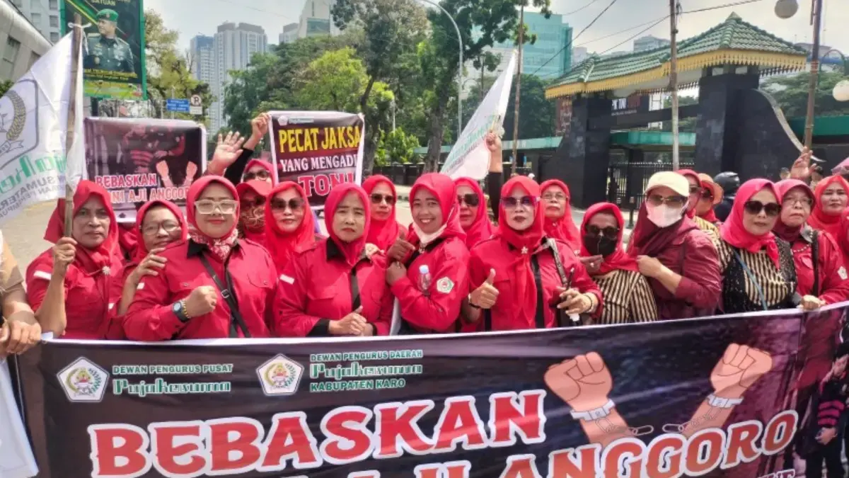 Suasana aksi unjuk rasa pembebasan Toni Aji Anggoro