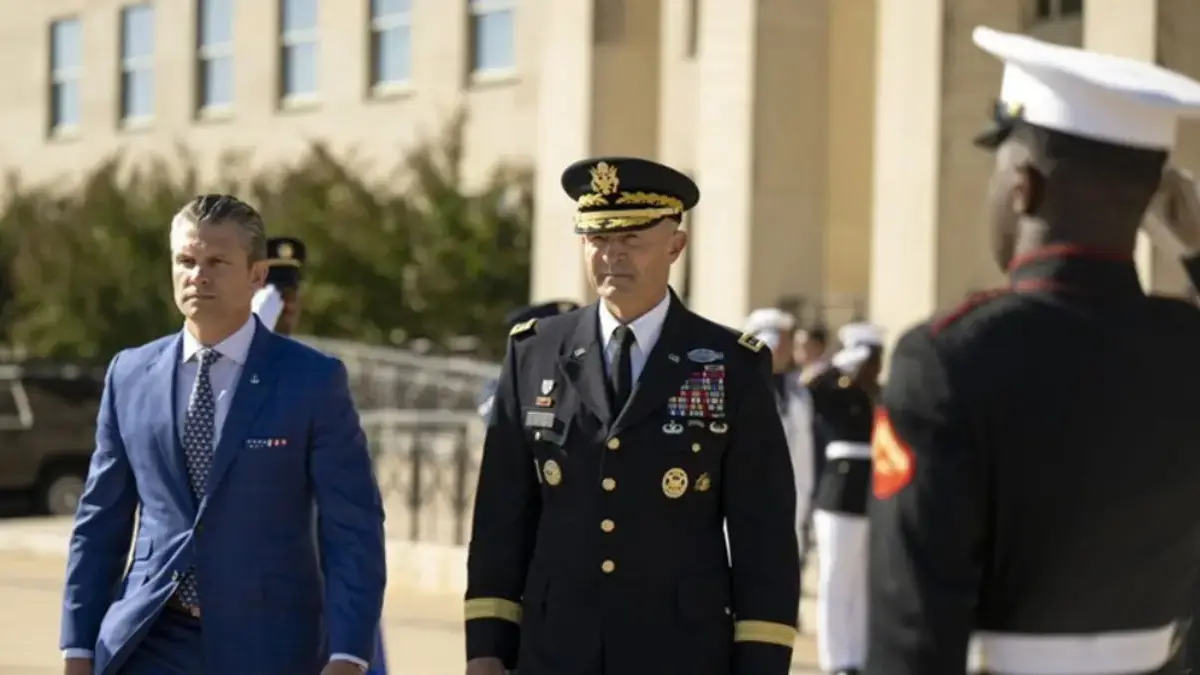 Menteri Perang AS Pete Hegseth dan Kepala Staf Angkatan Darat AS Jenderal Randy George (kanan) menghadiri Upac