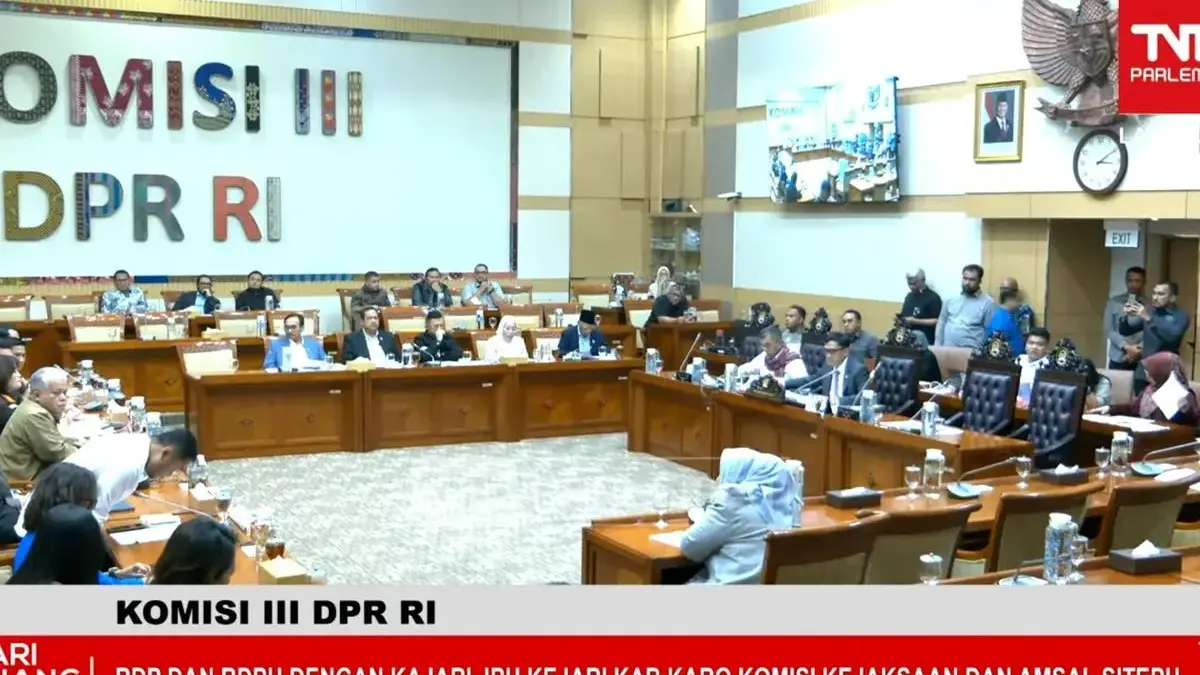 Rapat Komisi III DPR bersama Kajari Karo Danke Rajagukguk hingga Amsal Christy Sitepu (tampak membungkuk)