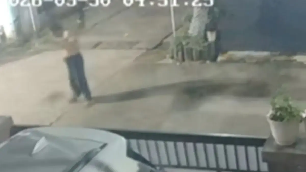 Tangkapan layar rekaman CCTV memperlihatkan TW (54) warga perumahan Bumi Sani, Kecamatan Tambun Selatan, Kabup