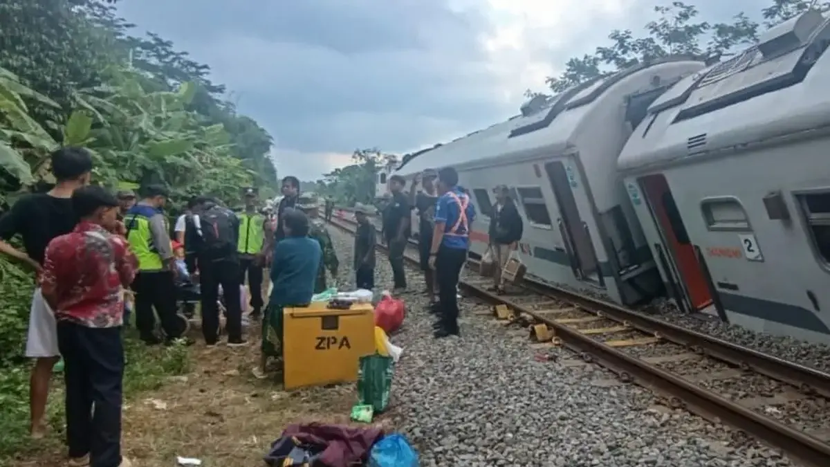 KA Bangunkarta Jombang-Pasar Senen Anjlok di Bumiayu, Evakuasi Penumpang 10 Unit Bus Disiapkan KAI Insiden anjloknya Kereta Api (KA) Bangunkarta di dekat Stasiun Bumiayu, Kabupaten Brebes, Jawa Tengah, Senin (