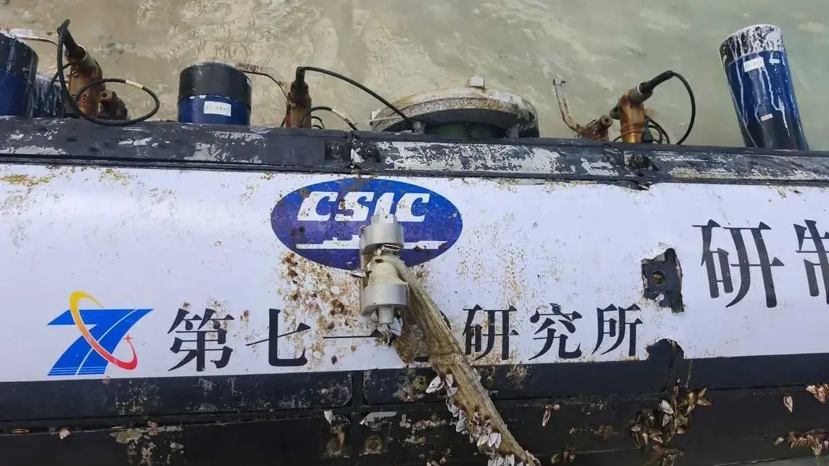 Aparat kepolisian memeriksa sebuah benda yang menyerupai torpodo di perairan Gili Trawangan, Senin (6/4/2026).