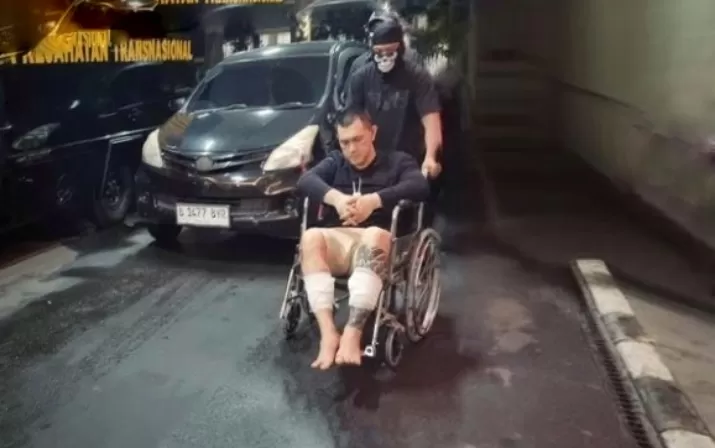 Buron pemasok sabu-sabu Andre Fernando alias Charlie alias The Doctor saat tiba di Gedung Bareskrim Polri, Jak