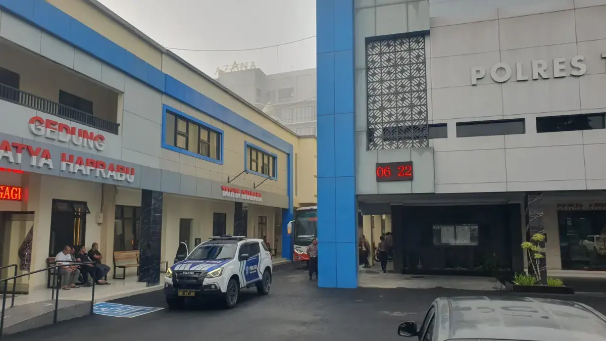 Armada bus mengangkut para pejabat Pemkab Tulungagung untuk menuju ke Bandara Juanda Surabaya buntut OTT KPK B