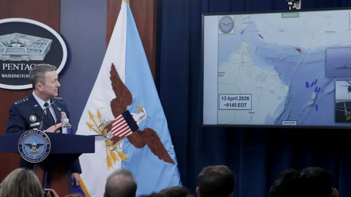 Ketua Kepala Staf Gabungan Jenderal. Dan Caine berbicara sambil menampilkan peta yang menunjukkan AS. Blokade