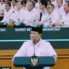 Presiden Prabowo Subianto saat memimpin Rapat Kerja Pemerintah bersama jajaran Kabinet Merah Putih, pejabat es