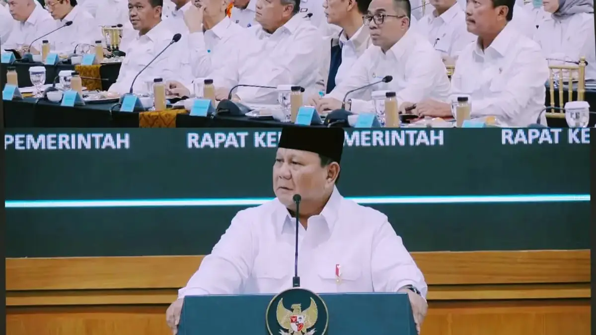 Presiden Prabowo Subianto saat memimpin Rapat Kerja Pemerintah bersama jajaran Kabinet Merah Putih, pejabat es