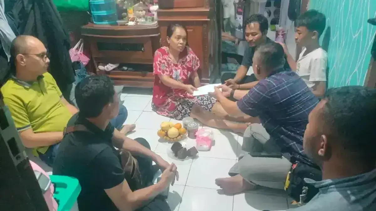 TNI AD Minta Maaf Atas Peristiwa Kecelakaan Truk di Kalideres Tewaskan Pengemudi Motor Pemberian santunan oleh TNI AS ke korban kecelakaan maut di Kalideres, Jakarta Barat. (Dinas Penerangan Angkat