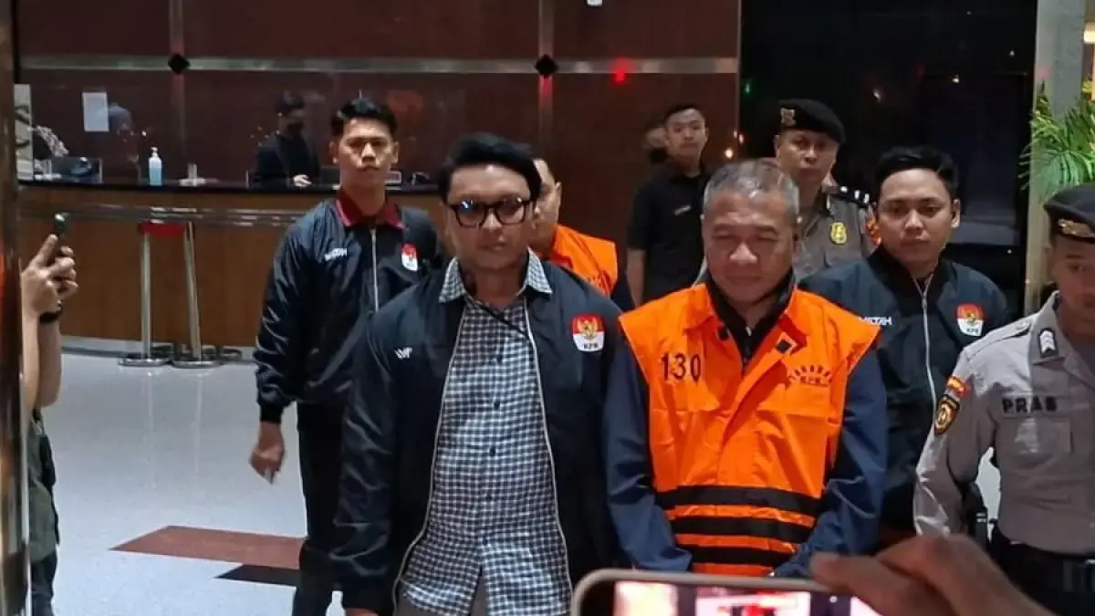 Kasus Bupati Tulungagung, KPK Sita Sejumlah Barang Bukti Sepatu Louis Vuitton hingga Uang Tunai Rp335,4 Juta KPK resmi menahan tersangka Bupati Tulungagung Gatut Sunu Wibowo dan Ajudan (ADC) Dwi Yoga Ambal terkait kasus