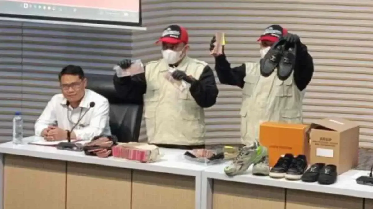 Petugas menunjukan barang bukti terkait dengan OTT Bupati Tulungagung Gatut Sunu Wibowo di Gedung Merah Putih,