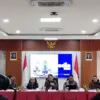 Menteri Keuangan (Menkeu) Purbaya Yudhi Sadewa (tengah) dalam Media Briefing di Gedung BPPK Purnawarman Campus