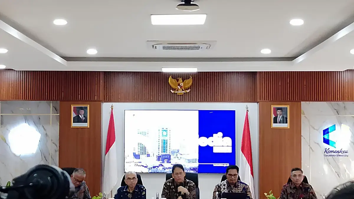 Menteri Keuangan (Menkeu) Purbaya Yudhi Sadewa (tengah) dalam Media Briefing di Gedung BPPK Purnawarman Campus