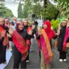 Guru-guru dari Sekolah Arunika-Lebah Putih menarikan tarian berasal dari Suku Batak sebagai bentuk keberagaman