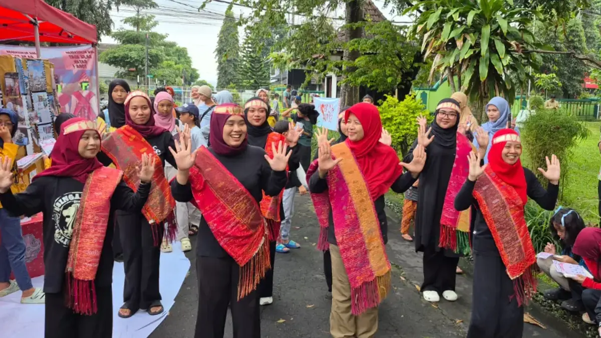 Guru-guru dari Sekolah Arunika-Lebah Putih menarikan tarian berasal dari Suku Batak sebagai bentuk keberagaman