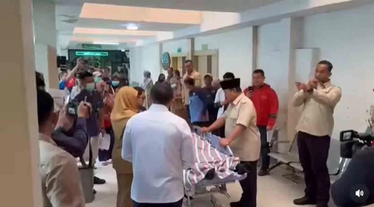 Presiden Prabowo Subianto menjenguk korban kecelakaan kereta di RSUD Bekasi