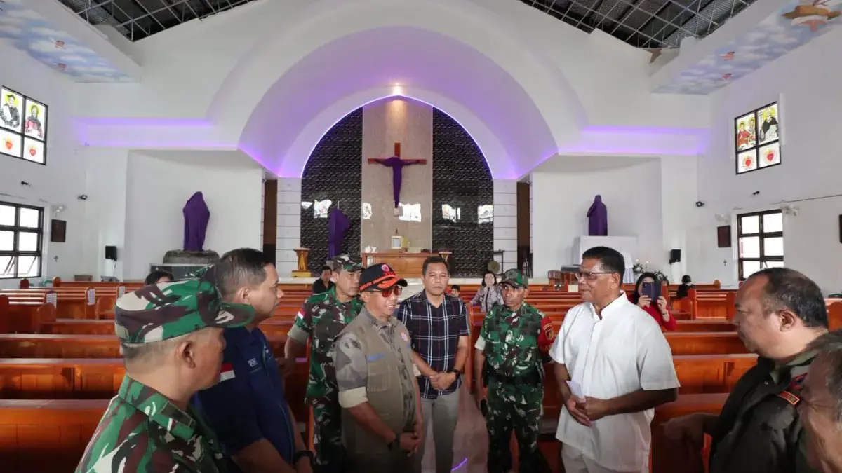 Kepala BNPB Letjen TNI Suharyanto (topi hitam rompi cokelat) bersama pemuka agama dan jajaran TNI melihat kond